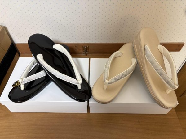 弘明寺の呉服店様より草履をご寄贈いただきました